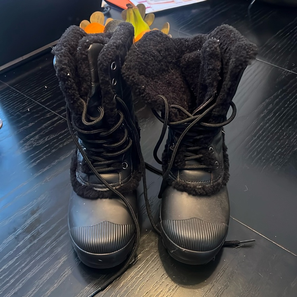 Hunter snow boots black, lace up.